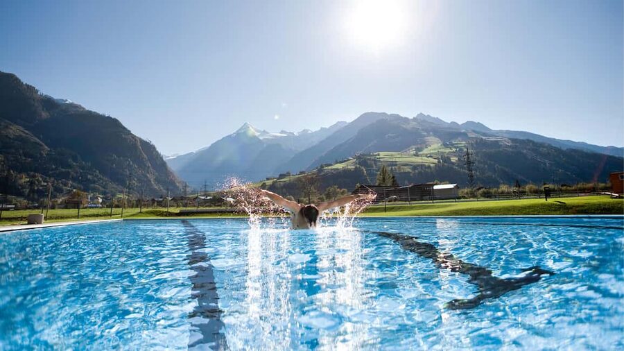 Zell am See: Tauern SPA Day Ticket for Water World - Water World: 12 pools, from sports laps to saltwater calm